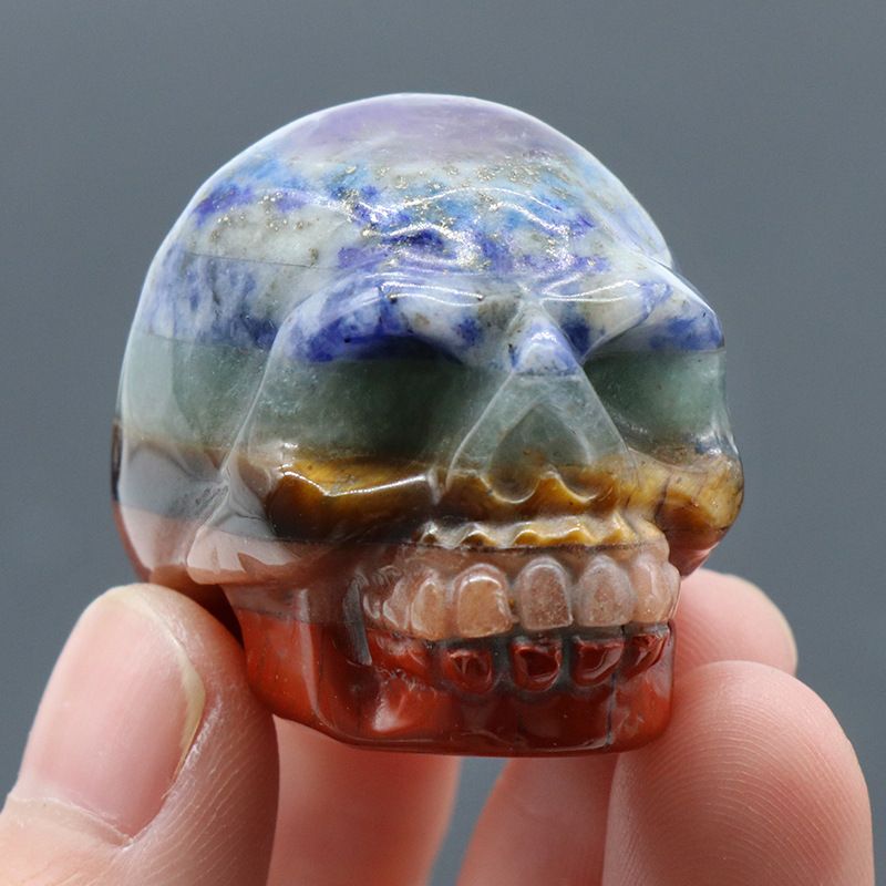 1352-Crânio esculpido em cristal natural emenda colorida artesanato cabeça fantasma Halloween ornamento de artesanato decorativo