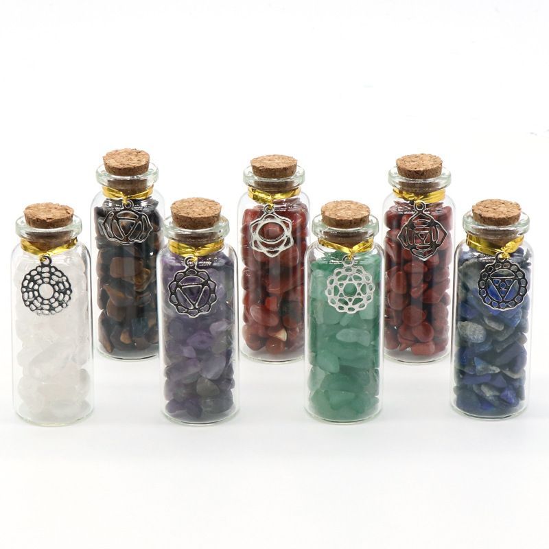 Venda quente de cascalho de cristal natural 7 garrafas conjunto de pedras de ioga símbolo de metal enfeite de caixa de pedra colorido