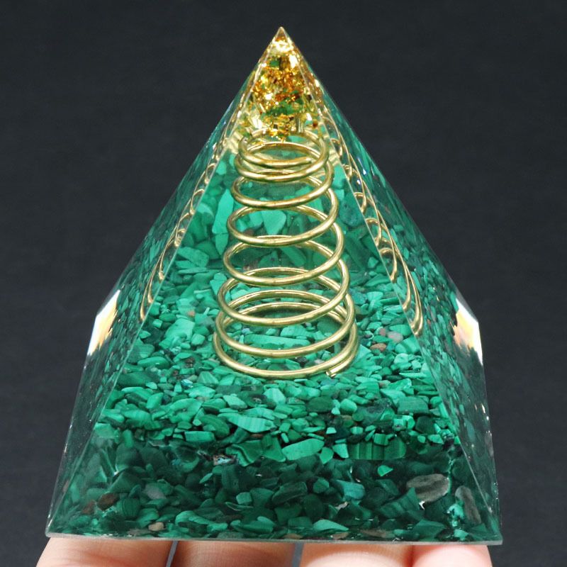 1143-6CM resina pirâmide de malaquita envolta em cascalho natural de aço de malaquita fio folha de ouro ornamento pirâmide