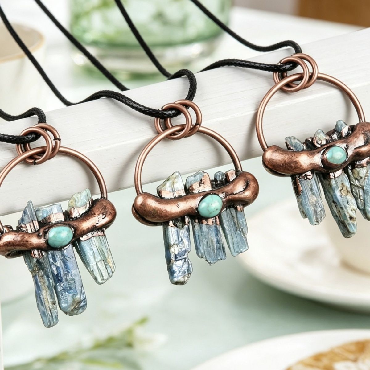 1798 Hot-seller cristal azul natural três pedras ásperas irregular europeu e americano retro colar de cristal azul DIY jóias