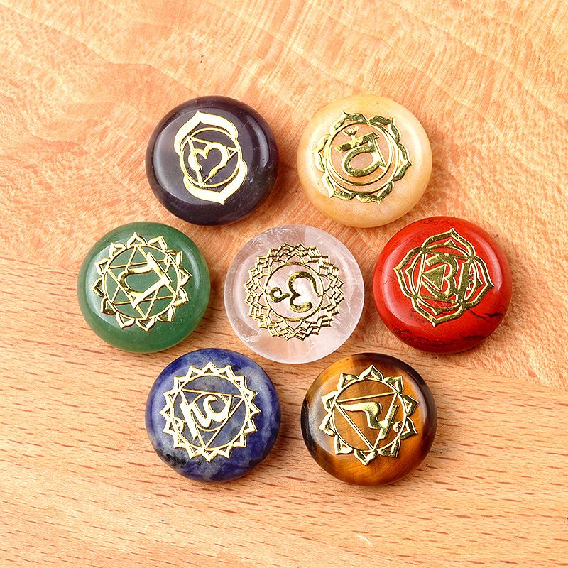 Conjunto de 1631-7 peças, pedra de cristal natural de sete cores, símbolo de reiki de disco de pedra de ioga com sete veias