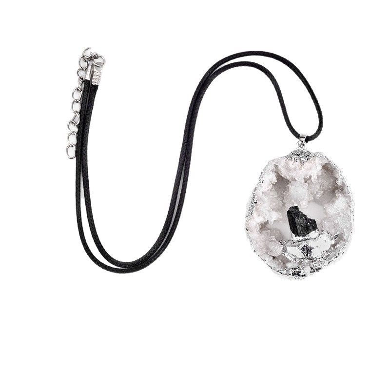 541 Pingente de fatia de pedra bruta de caverna de cristal oco de ágata, incrustado com ametista amarela, branca e azul, colar de borda prateada.
