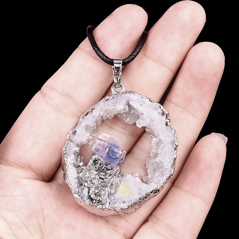 541 Pingente de fatia de pedra bruta de caverna de cristal oco de ágata, incrustado com ametista amarela, branca e azul, colar de borda prateada.
