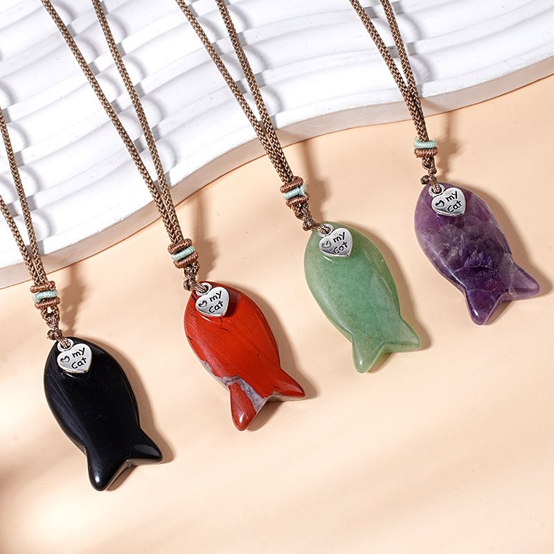 Pingente de peixe pequeno de cristal natural de 38Mm, corrente de suéter versátil de nicho retrô, pingente de peixe pequeno gravado em pedra semipreciosa.