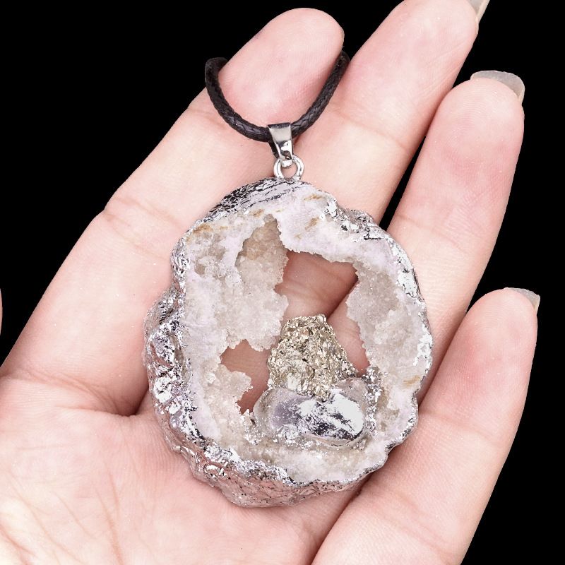 541 Pingente de fatia de pedra bruta de caverna de cristal oco de ágata, incrustado com ametista amarela, branca e azul, colar de borda prateada.
