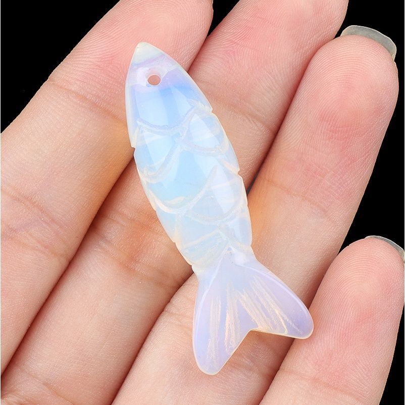 Pedra semipreciosa de cristal natural gravada em pingente de peixe pequeno tridimensional, pingente em forma de peixe de pedra olho de tigre.