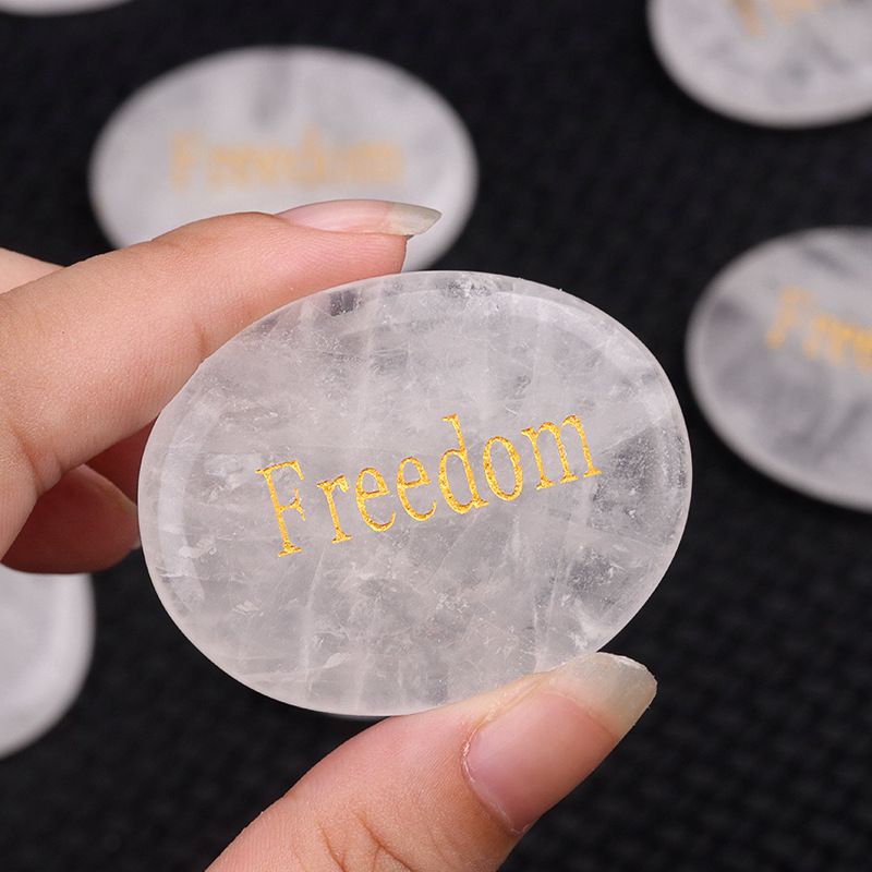 2182-Freedom Letras de cristal branco para aliviar as preocupações Pedra do polegar DIY adesivo de geladeira Tabuletas de aromaterapia para carro