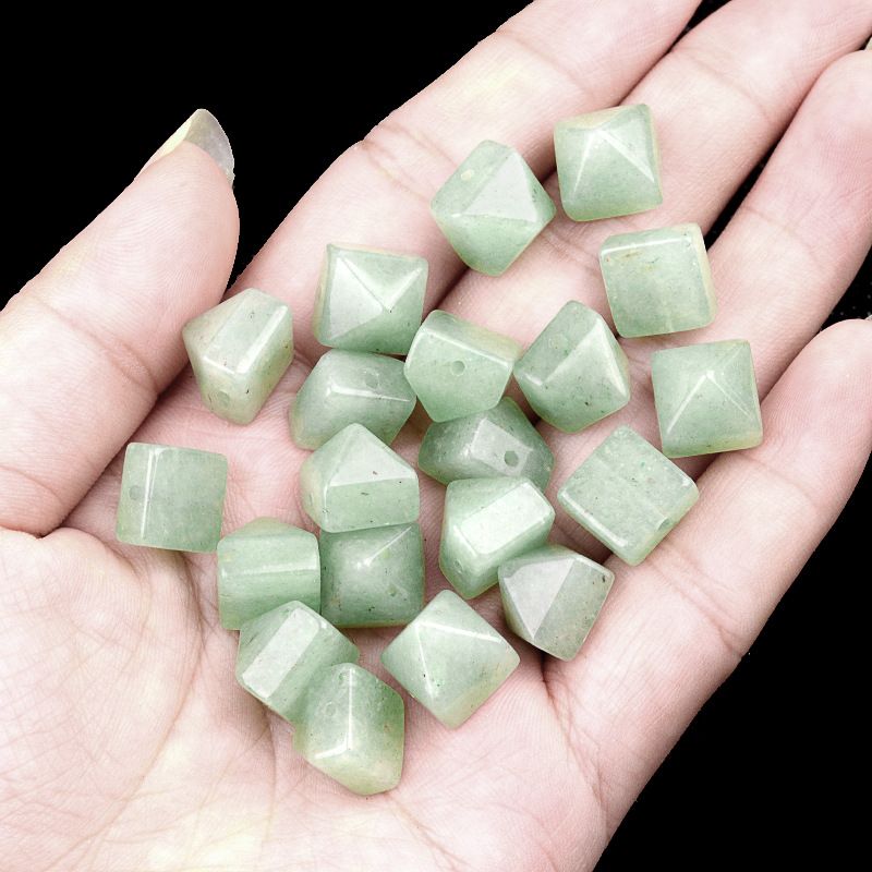 2088-Venda quente transfronteiriça cristal natural pedra semipreciosa 10mm pirâmide buraco reto DIY colar pulseira de jóias