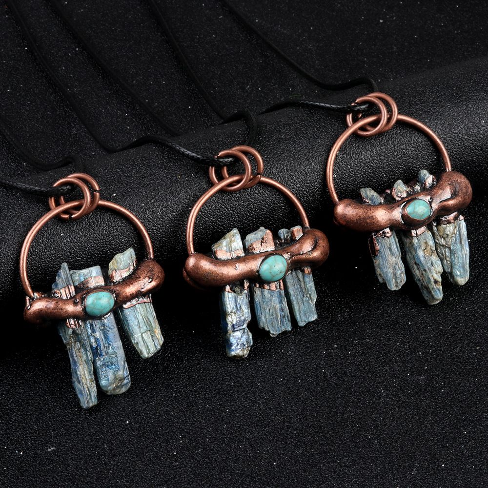 1798 Hot-seller cristal azul natural três pedras ásperas irregular europeu e americano retro colar de cristal azul DIY jóias