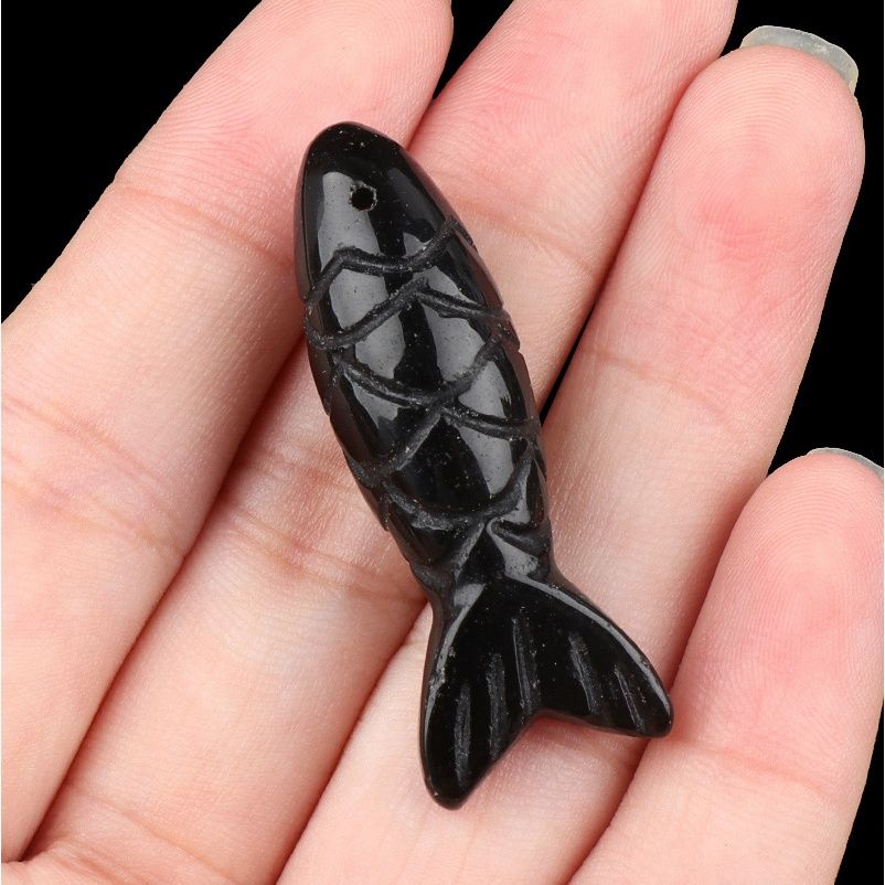 Pedra semipreciosa de cristal natural gravada em pingente de peixe pequeno tridimensional, pingente em forma de peixe de pedra olho de tigre.