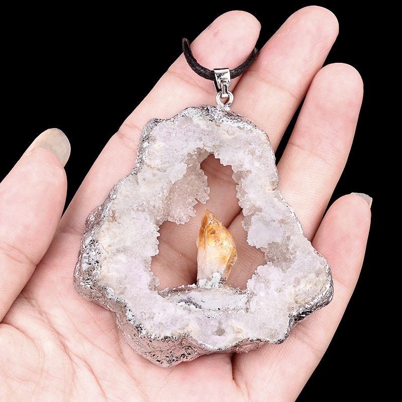 541 Pingente de fatia de pedra bruta de caverna de cristal oco de ágata, incrustado com ametista amarela, branca e azul, colar de borda prateada.