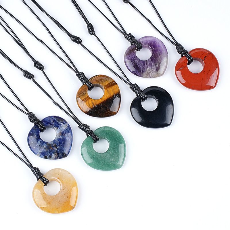 2442 Colar de amor de pedra natural de 40Mm, pingente de cristal natural ajustável tecido à mão retrô gravado em pedra áspera em forma de coração.