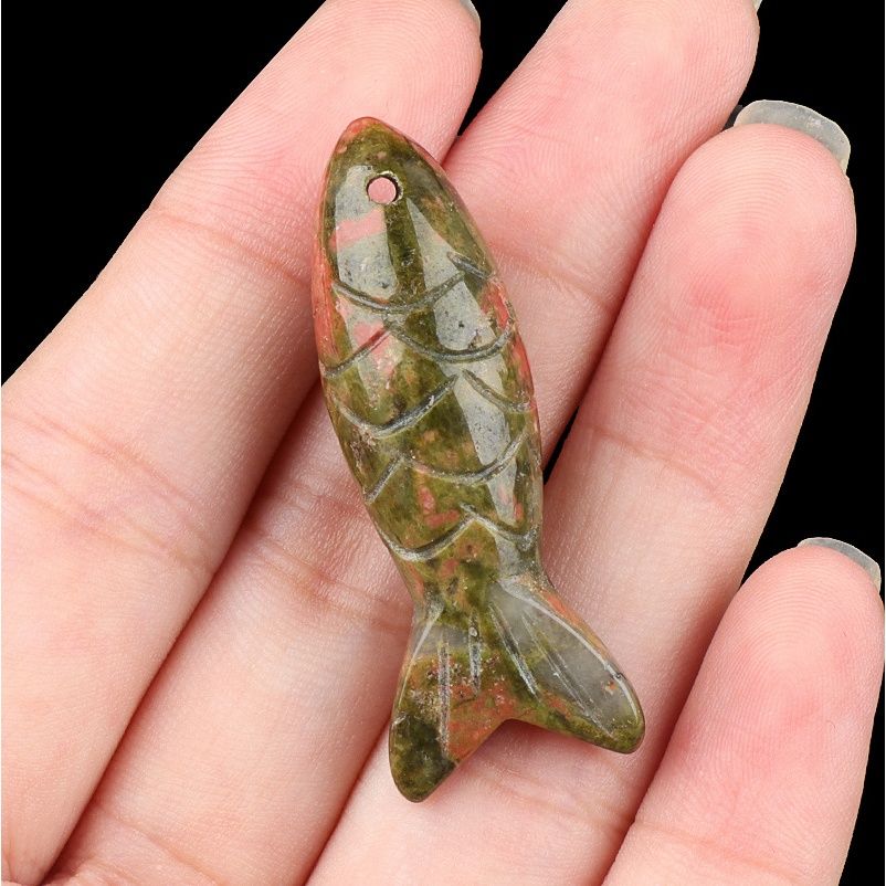 Pedra semipreciosa de cristal natural gravada em pingente de peixe pequeno tridimensional, pingente em forma de peixe de pedra olho de tigre.