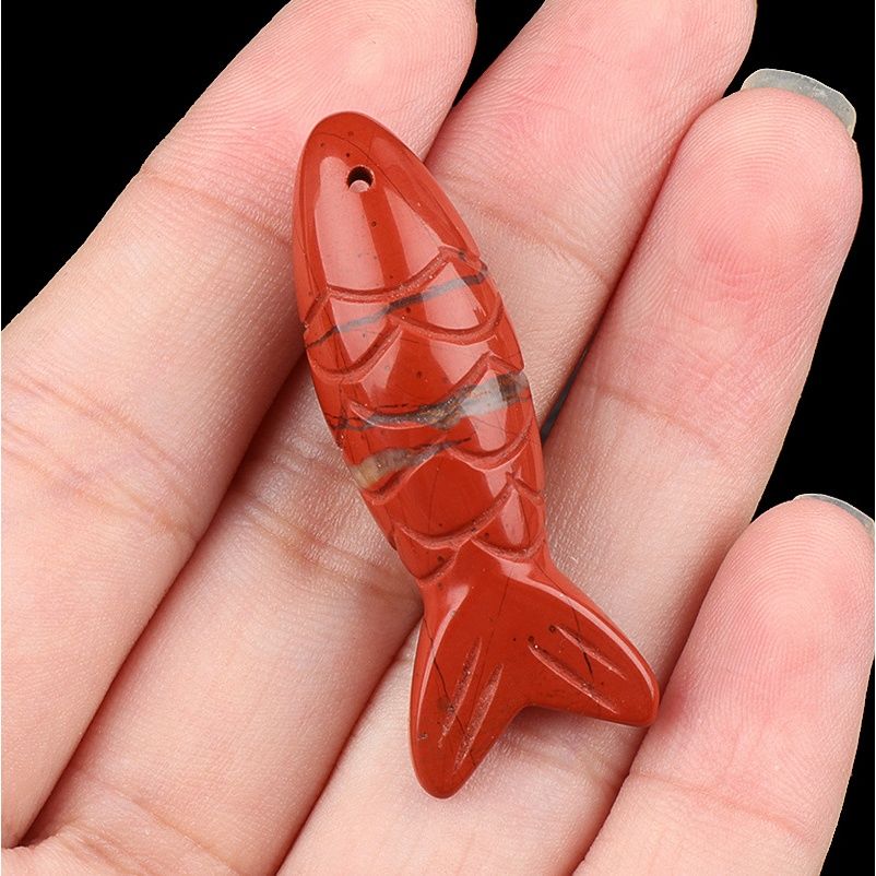 Pedra semipreciosa de cristal natural gravada em pingente de peixe pequeno tridimensional, pingente em forma de peixe de pedra olho de tigre.