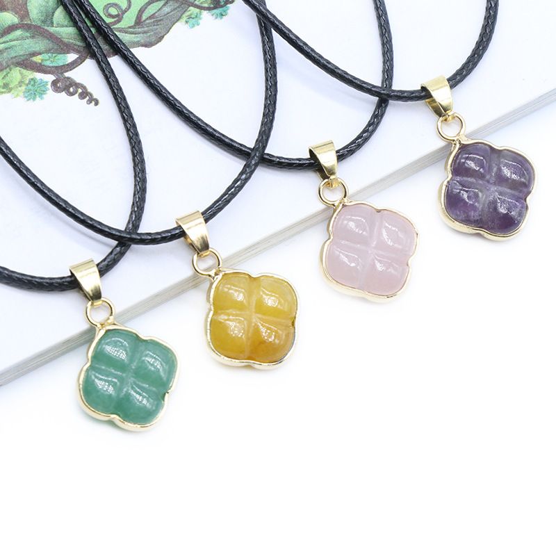 680 Pingente floral de quatro folhas, colar de flores gravadas em pedra semipreciosa de ágata de cristal natural, corda de couro grátis.