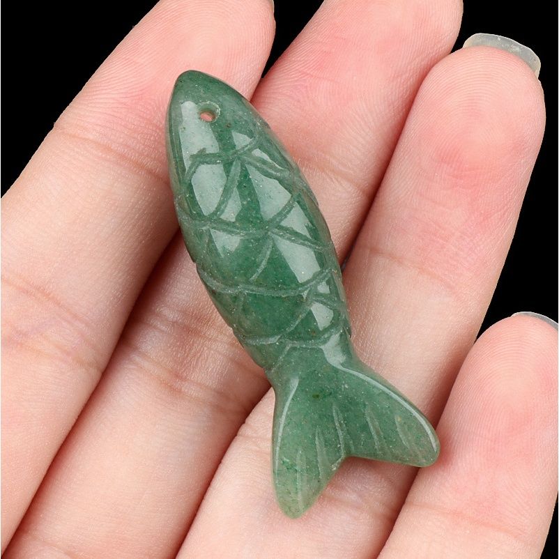 Pedra semipreciosa de cristal natural gravada em pingente de peixe pequeno tridimensional, pingente em forma de peixe de pedra olho de tigre.