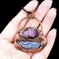 Pingente de soldagem retro de cristal azul incrustado em ametista natural, pingente de bronze de pedra áspera de cristal irregular.