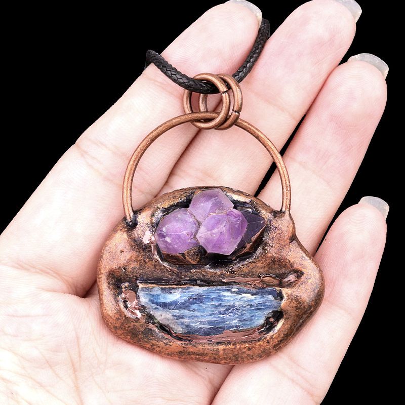 Pingente de soldagem retro de cristal azul incrustado em ametista natural, pingente de bronze de pedra áspera de cristal irregular.