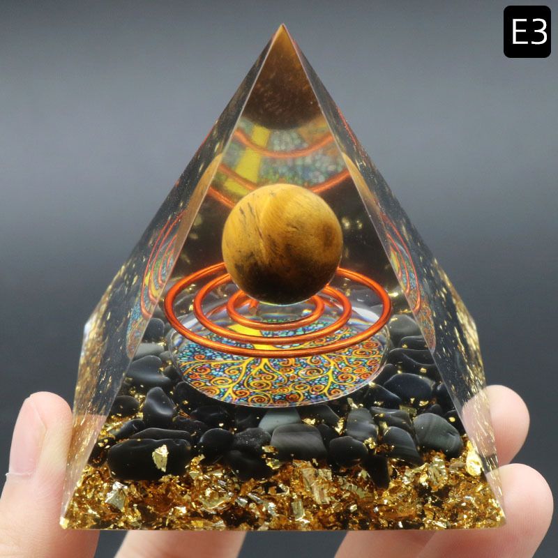 1322-6CM ornamento de pirâmide de bola de cristal natural, anel de pirâmide de folha de ouro envolto em resina