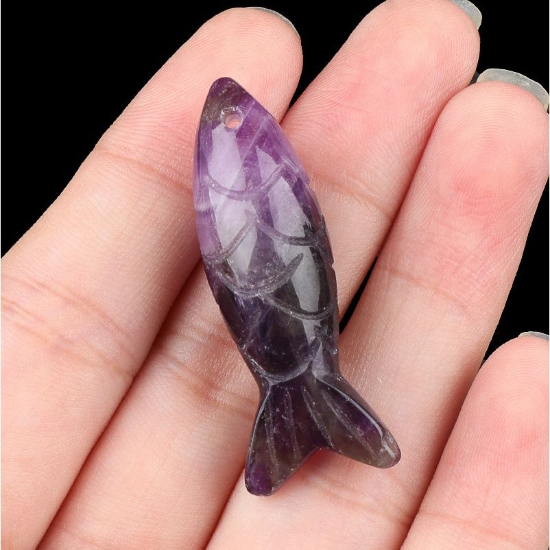 Pedra semipreciosa de cristal natural gravada em pingente de peixe pequeno tridimensional, pingente em forma de peixe de pedra olho de tigre.
