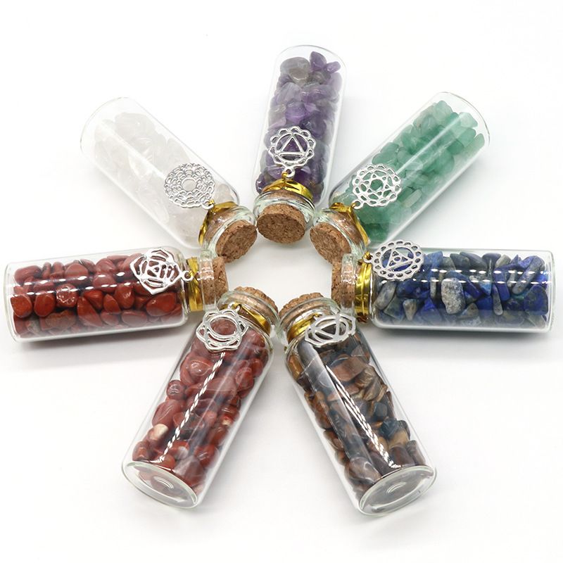 Venda quente de cascalho de cristal natural 7 garrafas conjunto de pedras de ioga símbolo de metal enfeite de caixa de pedra colorido