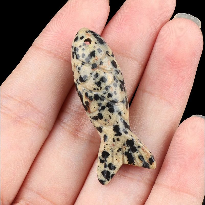 Pedra semipreciosa de cristal natural gravada em pingente de peixe pequeno tridimensional, pingente em forma de peixe de pedra olho de tigre.