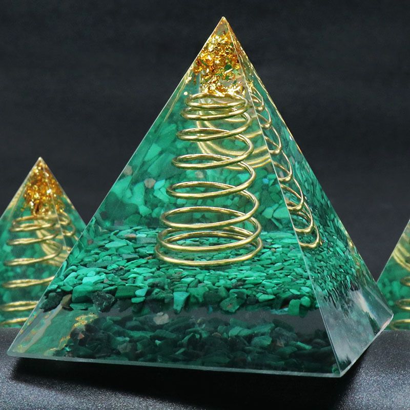 1143-6CM resina pirâmide de malaquita envolta em cascalho natural de aço de malaquita fio folha de ouro ornamento pirâmide