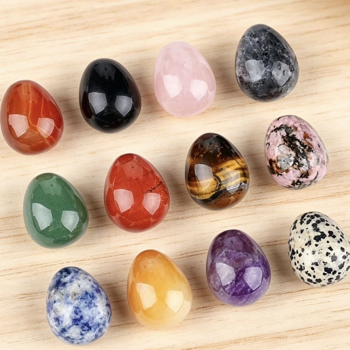 1431 Ovo de pedra de pedra crua em forma de pássaro de cristal natural de 20mm de cristal natural pequeno com ágata da Páscoa esculpida em forma de ovo