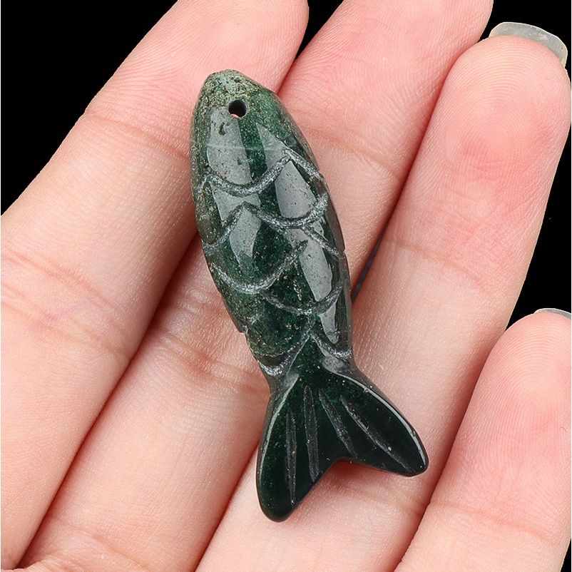 Pedra semipreciosa de cristal natural gravada em pingente de peixe pequeno tridimensional, pingente em forma de peixe de pedra olho de tigre.