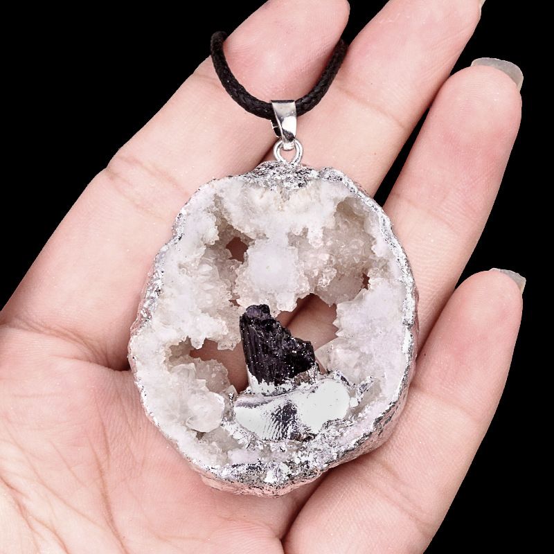541 Pingente de fatia de pedra bruta de caverna de cristal oco de ágata, incrustado com ametista amarela, branca e azul, colar de borda prateada.