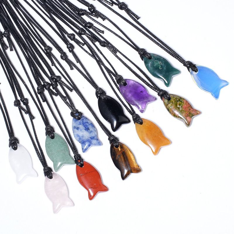 Colar de peixe de cristal natural 22Mm bonito tecido à mão ajustável corrente de suéter pedra áspera gravada pingente em forma de peixe