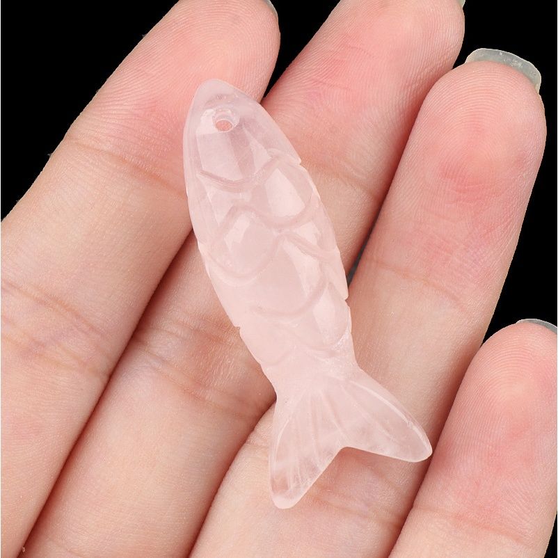 Pedra semipreciosa de cristal natural gravada em pingente de peixe pequeno tridimensional, pingente em forma de peixe de pedra olho de tigre.