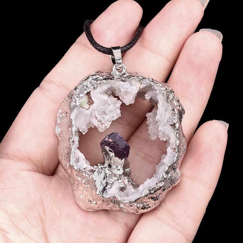 541 Pingente de fatia de pedra bruta de caverna de cristal oco de ágata, incrustado com ametista amarela, branca e azul, colar de borda prateada.