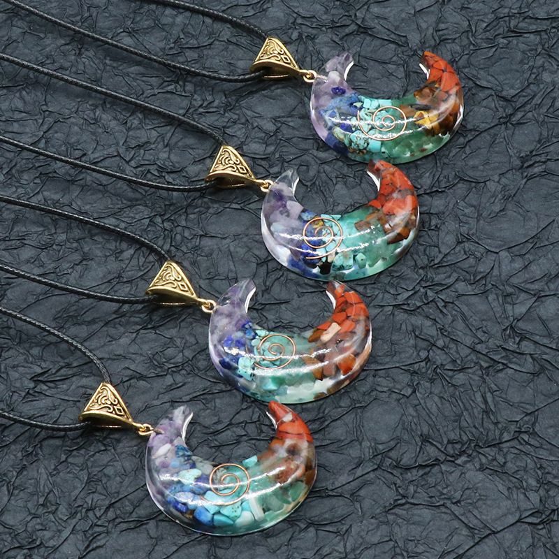 Pingente de lua de resina de cascalho colorido 1150, colar de lua de chakra de resina epóxi de pedra preciosa de cristal natural