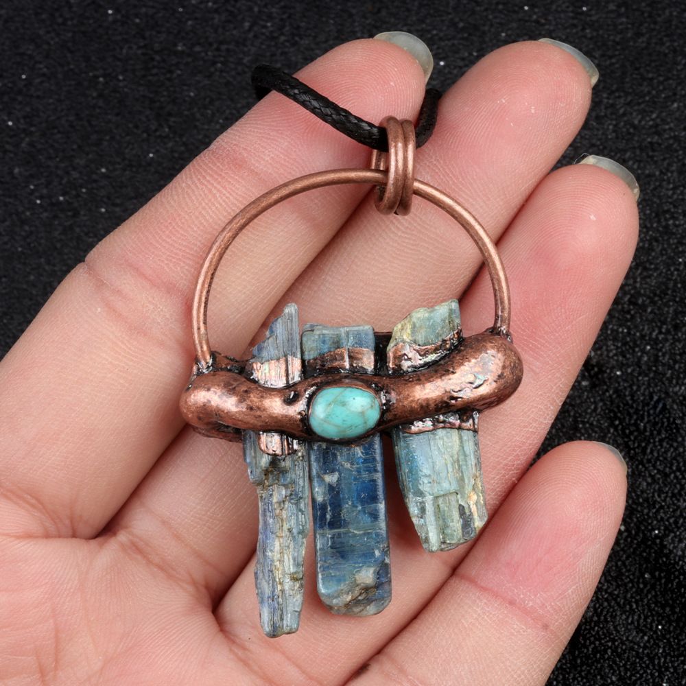 1798 Hot-seller cristal azul natural três pedras ásperas irregular europeu e americano retro colar de cristal azul DIY jóias