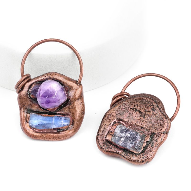 Pingente de soldagem retro de cristal azul incrustado em ametista natural, pingente de bronze de pedra áspera de cristal irregular.