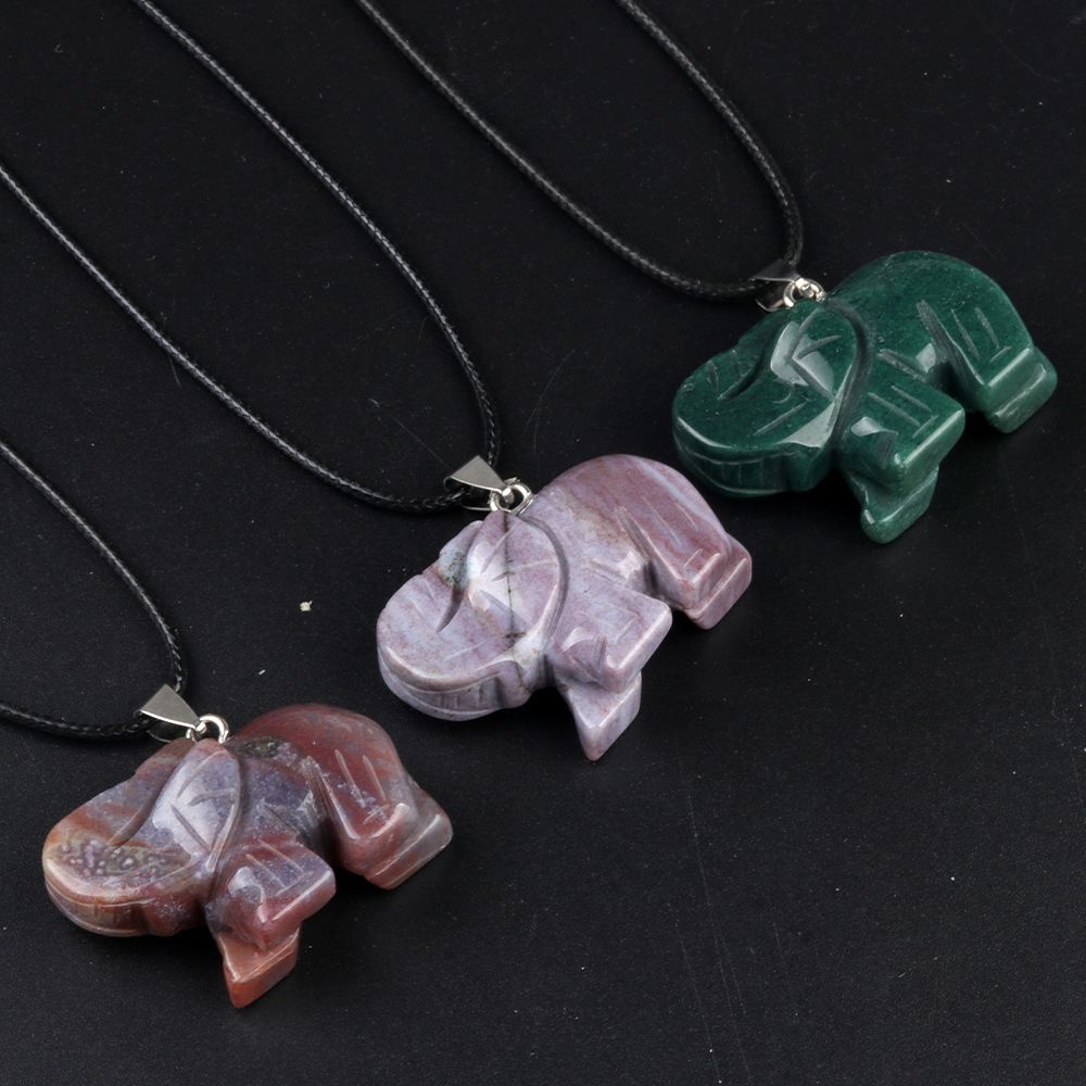 Jade de ágata de cristal, pingente de elefante esculpido, colar de corda de couro europeu e americano.