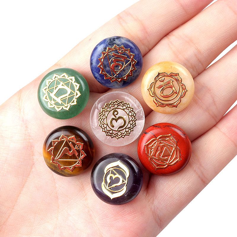 Conjunto de 1631-7 peças, pedra de cristal natural de sete cores, símbolo de reiki de disco de pedra de ioga com sete veias