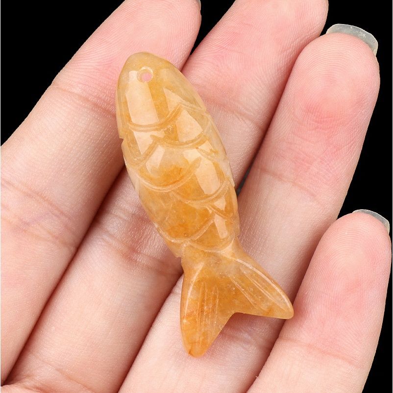 Pedra semipreciosa de cristal natural gravada em pingente de peixe pequeno tridimensional, pingente em forma de peixe de pedra olho de tigre.