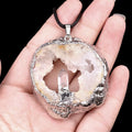 541 Pingente de fatia de pedra bruta de caverna de cristal oco de ágata, incrustado com ametista amarela, branca e azul, colar de borda prateada.