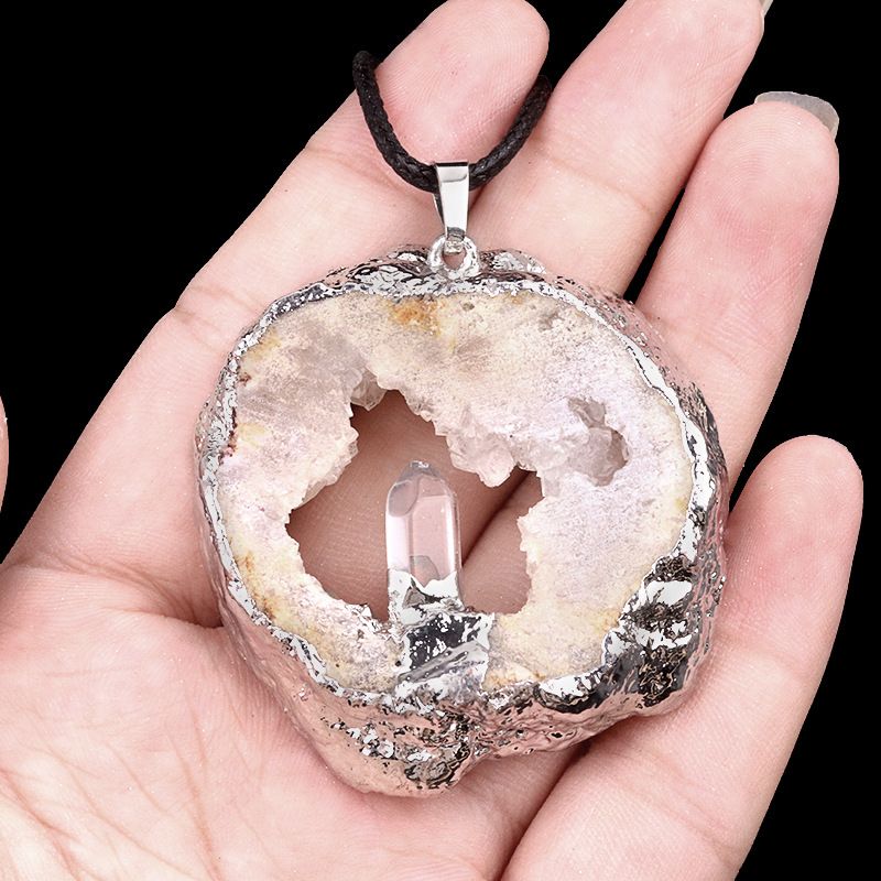 541 Pingente de fatia de pedra bruta de caverna de cristal oco de ágata, incrustado com ametista amarela, branca e azul, colar de borda prateada.