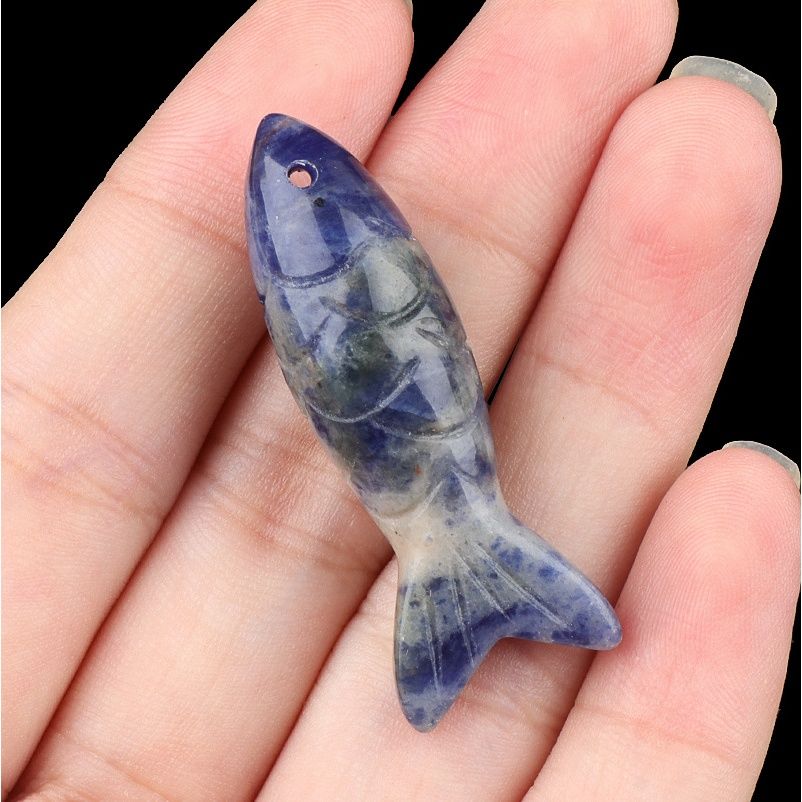 Pedra semipreciosa de cristal natural gravada em pingente de peixe pequeno tridimensional, pingente em forma de peixe de pedra olho de tigre.