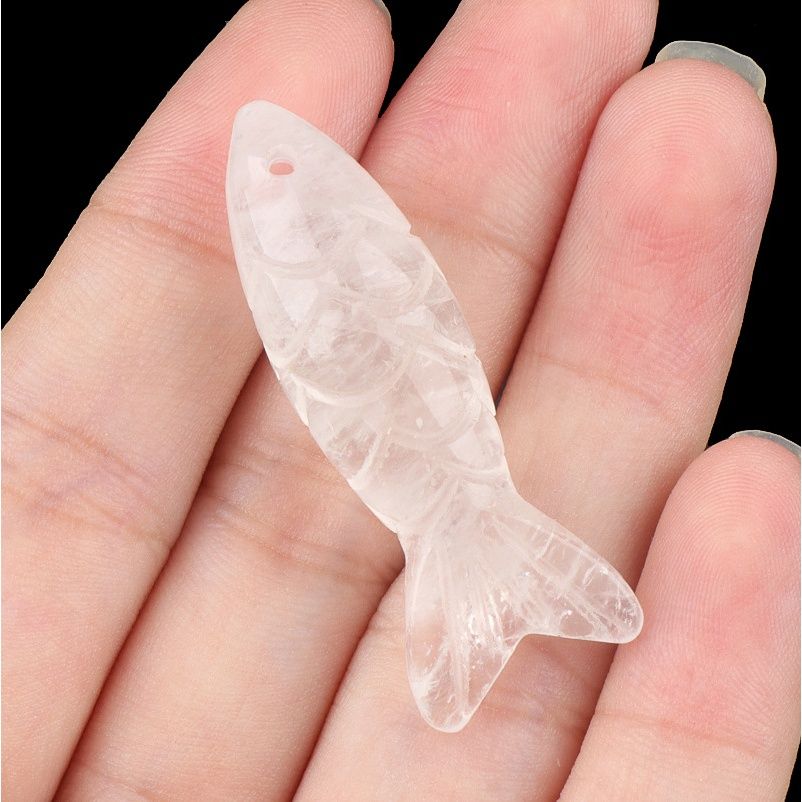 Pedra semipreciosa de cristal natural gravada em pingente de peixe pequeno tridimensional, pingente em forma de peixe de pedra olho de tigre.