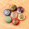Conjunto de 1631-7 peças, pedra de cristal natural de sete cores, símbolo de reiki de disco de pedra de ioga com sete veias