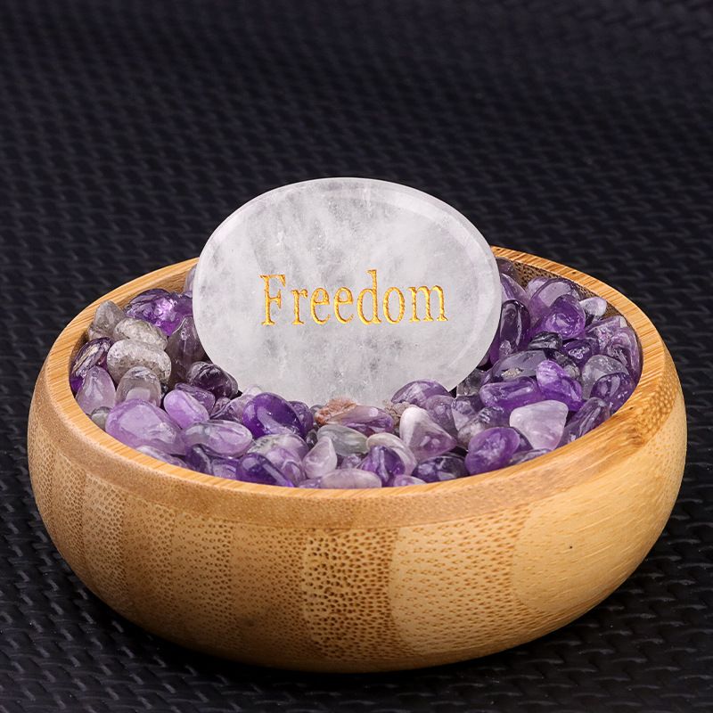 2182-Freedom Letras de cristal branco para aliviar as preocupações Pedra do polegar DIY adesivo de geladeira Tabuletas de aromaterapia para carro
