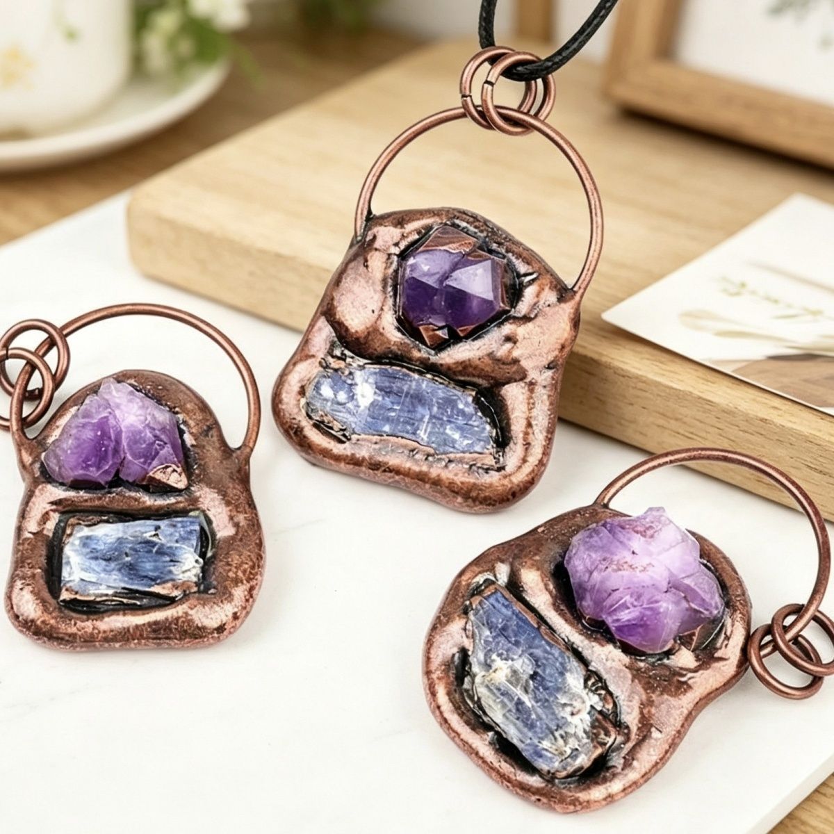 Pingente de soldagem retro de cristal azul incrustado em ametista natural, pingente de bronze de pedra áspera de cristal irregular.