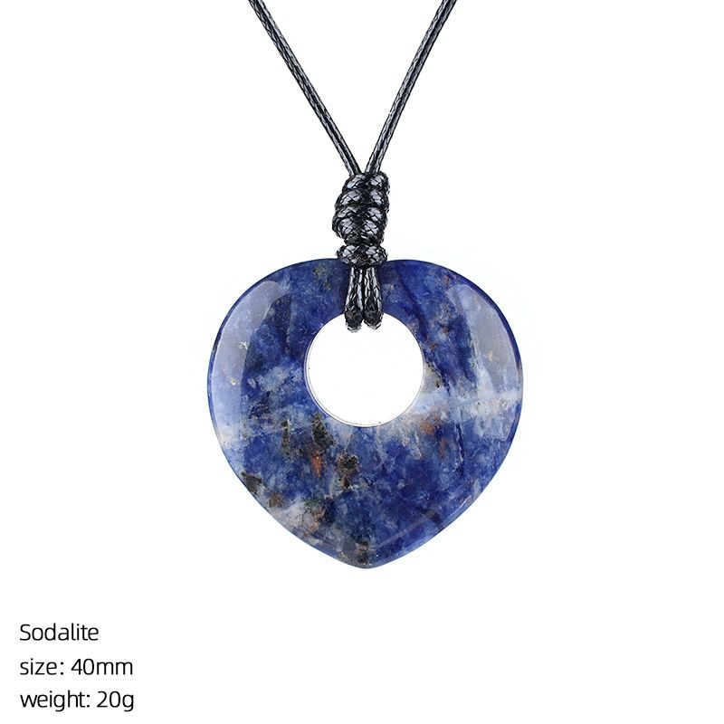 2442 Colar de amor de pedra natural de 40Mm, pingente de cristal natural ajustável tecido à mão retrô gravado em pedra áspera em forma de coração.