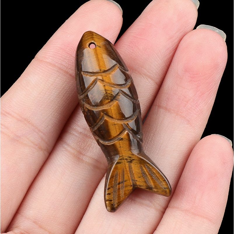 Pedra semipreciosa de cristal natural gravada em pingente de peixe pequeno tridimensional, pingente em forma de peixe de pedra olho de tigre.
