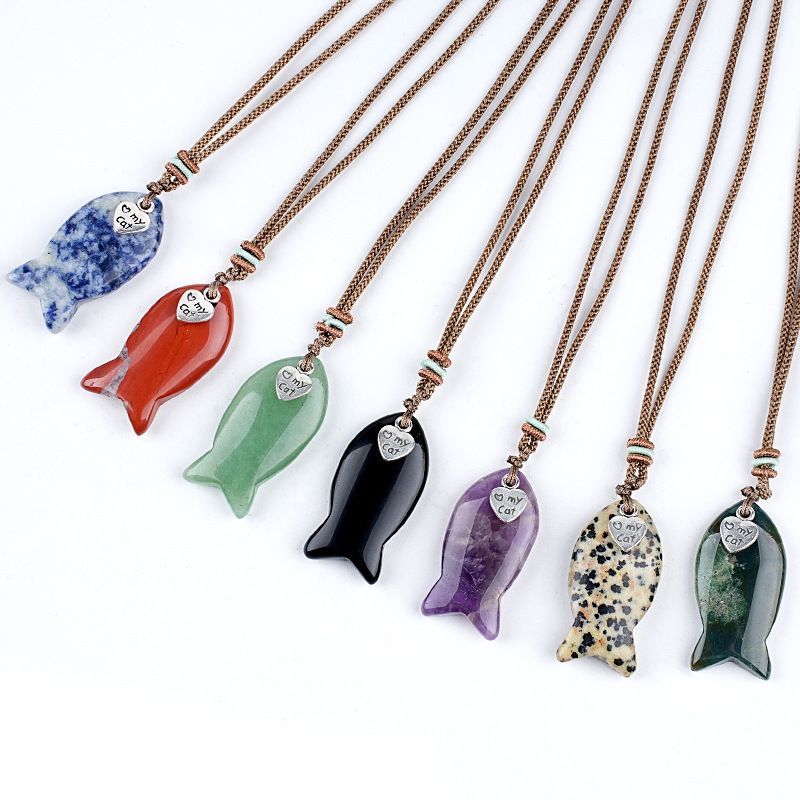 Pingente de peixe pequeno de cristal natural de 38Mm, corrente de suéter versátil de nicho retrô, pingente de peixe pequeno gravado em pedra semipreciosa.