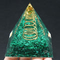 1143-6CM resina pirâmide de malaquita envolta em cascalho natural de aço de malaquita fio folha de ouro ornamento pirâmide